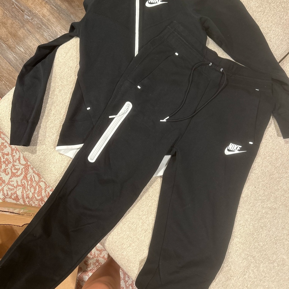 Black Nike Tech Fleece